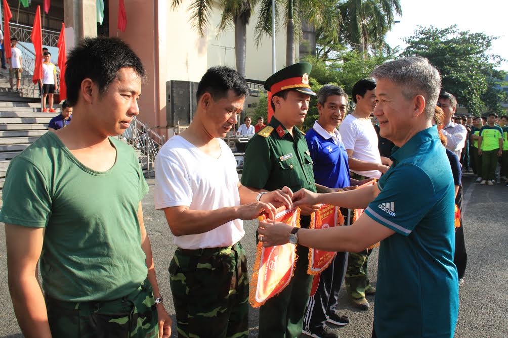 Ông Lê Kim Bằng, Giám đốc Sở Văn hóa – thể thao và du lịch trao cờ luân lưu cho các khối vận động viên tham gia ngày chạy