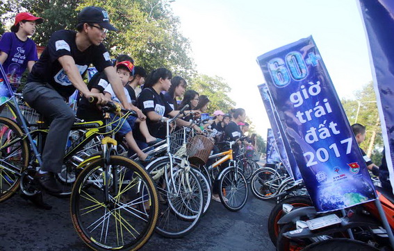 Các tình nguyện viên chuẩn bị diễu hành tuyên truyền chiến dịch Giờ Trái Đất bằng xe đạp