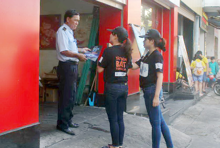 Tình nguyện đến phát tờ rơi tuyên truyền chiến dịch Giờ Trái Đất tại một số khu dân cư ở TP.Biên Hòa.