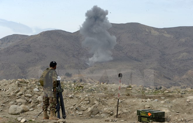 Khói bốc lên sau một đợt không kích trong một chiến dịch chống phiến quân IS ở tỉnh Nangarhar. (Nguồn: AFP/TTXVN)