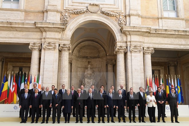 Lãnh đạo các nước thành viên EU và giới chức liên minh chụp ảnh chung tại Hội nghị ở Rome. (Nguồn: EPA/TTXVN)