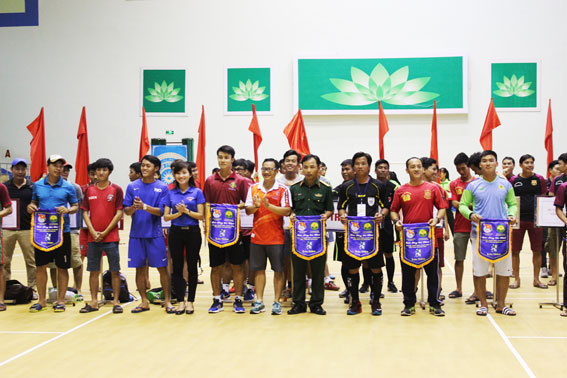 Ban tổ chức tặng cờ lưu niệm cho các đội bóng tham dự giải