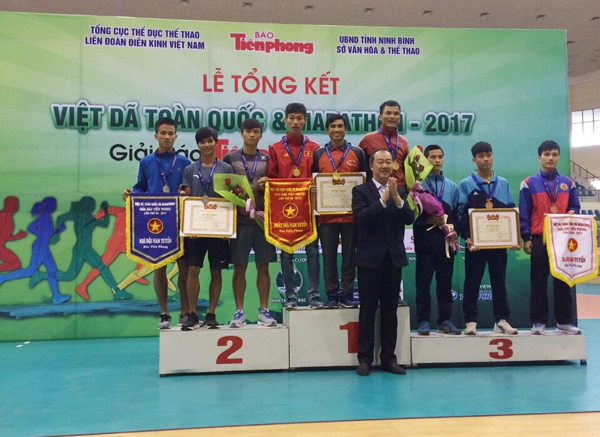 Đội Đồng Nai trên bục nhận giải nhất đồng đội nam hệ tuyển 10km