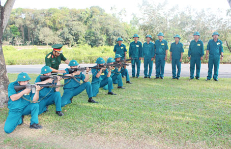 Lực lượng dân quân tự vệ được huấn luyện bắn súng.