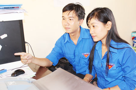 Bí thư Đoàn thanh niên xã Bảo Vinh Trần Tấn Phong (trái) chia sẻ kinh nghiệm phong trào với Bí thư Đoàn thanh niên xã Bảo Quang Thị Tuyền.