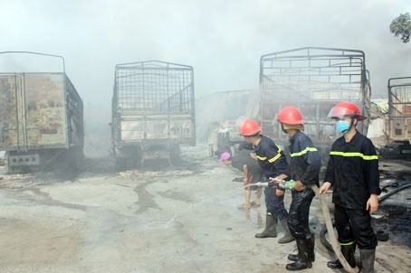 Cảnh sát phòng cháy, chữa cháy đang dập tắt đám cháy tại kho chứa phế liệu ở kp.4, phường Trảng Dài. Ảnh: DANH TRƯỜNG