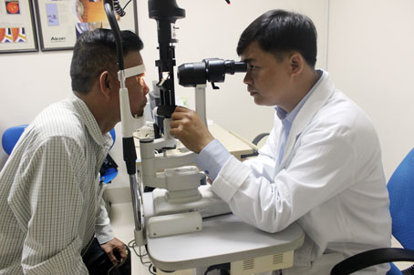Bác sĩ Huỳnh Tấn Phong, Trưởng khoa Mắt Bệnh viện quốc tế Hoàn Mỹ Đồng Nai, khám mắt cho một bệnh nhân sau phẫu thuật bằng phương pháp Phaco. Ảnh: A.An