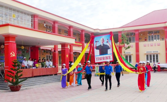 Rước kiệu Bác tại lễ khai mạc Đại hội TDTT xã Long An, huyện Long Thành