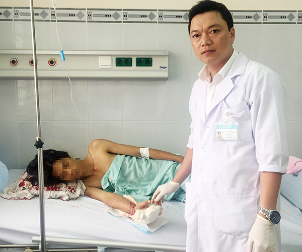  Bác sĩ Nguyễn Viết Thịnh, Khoa ngoại chấn thương - chỉnh hình, Bệnh viện đa khoa khu vực Long Khánh tái khám vết mổ cho bệnh nhân. (Ảnh do bệnh viện cung cấp)