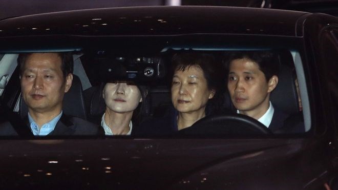Cựu Tổng thống Hàn Quốc Park Geun-hye (giữa) được áp giải tới nơi tạm giam. (Nguồn: EPA)
