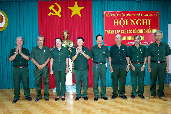 Đại tá Dương Hoà Hiệp ( thứ 4 từ trái sang) chúc mừng các cựu chiến binh trong câu lạc bộ làm kinh tế giỏi trong buổi ra mắt