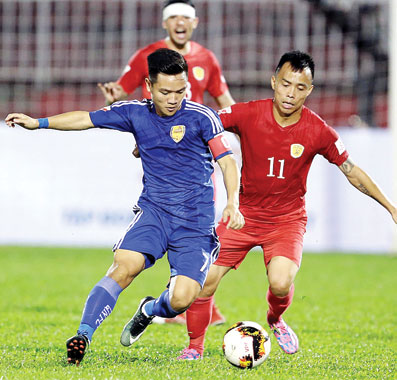 Nhiều khả năng Quảng Nam FC (áo xanh) sẽ nằm vị trí nhất bảng sau vòng đấu 11.