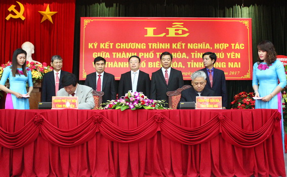 Chủ tịch UBND TP Tuy Hòa Võ Ngọc Kha và Chủ tịch UBND TP Biên Hòa Phạm Anh Dũng ký kết Chương trình kết nghĩa, hợp tác