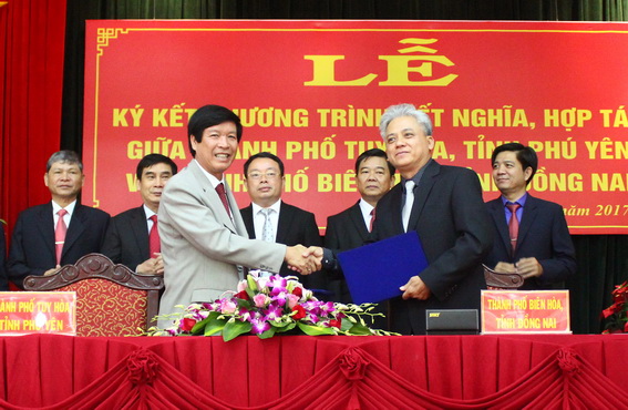 Chủ tịch UBND TP Tuy Hòa Võ Ngọc Kha và Chủ tịch UBND TP Biên Hòa Phạm Anh Dũng trao bản ký kết Chương trình kết nghĩa, hợp tác