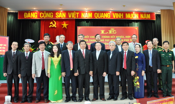 Chủ tịch UBND tỉnh Phú Yên Hoàng Văn Trà (hàng đầu, thứ sáu từ phải qua) chụp ảnh lưu niệm với đoàn đại biểu hai thành phố