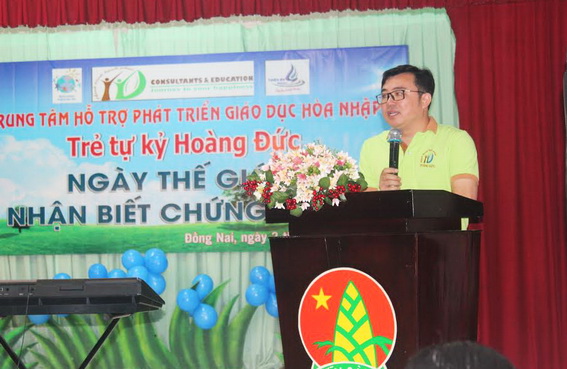 TS Lê Minh Công, Giám đốc Trung tâm hỗ trợ phát triển giáo dục hòa nhập trẻ tự kỷ Hoàng Đức chia sẻ kiến thức nuôi dạy trẻ tự kỷ với các phụ huynh