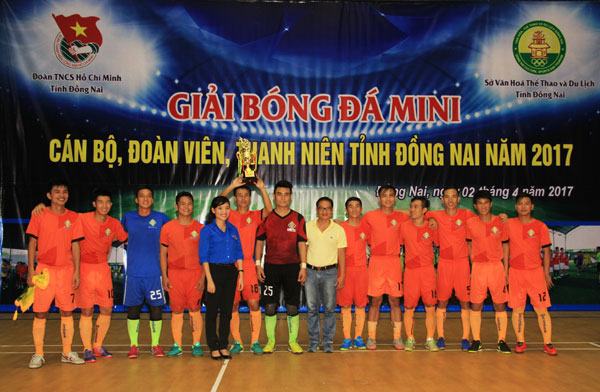Ban tổ chức trao cúp vô địch cho đội Đoàn khối Doanh nghiệp.