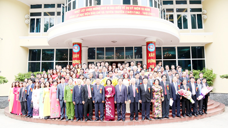 Phó chủ tịch nước Đặng Thị Ngọc Thịnh chụp ảnh lưu niệm cùng cán bộ, giảng viên Học viện Báo chí và tuyên truyền.