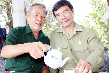 Nhà của cựu chiến binh Nguyễn Ngọc Luyện (trái) hàng ngày luôn có khách quen tìm đến.