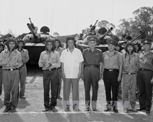 Ngày 24/4/1980, Tổng Bí thư Lê Duẩn thăm Lữ đoàn xe tăng 202, đơn vị đánh chiếm Bộ Tổng tham mưu Nguỵ Sài Gòn ngày 30/4/1975. Ảnh: Văn Bảo/TTXVN
