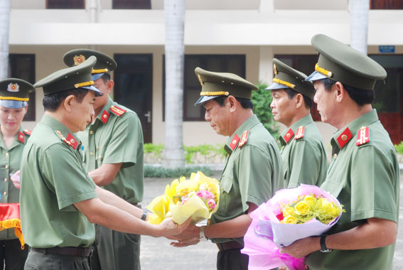 Đại tá Ngô Minh Đức (bìa trái) trao thưởng các đơn vị phá an