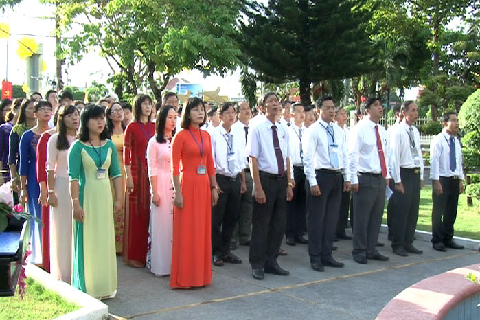 Lãnh đạo và cán bộ công chức viên chức huyện Xuân Lộc  tham gia chào cờ sáng thứ hai hằng tuần.