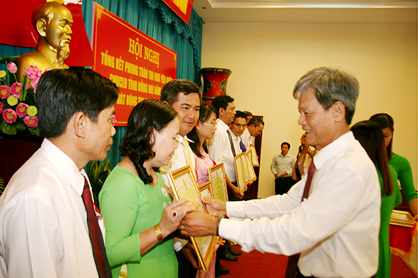 Ủy viên Ban TVTU, Chủ tịch Liên đoàn lao động tỉnh Huỳnh Tấn Kiệt trao bằng khen của Tổng Liên đoàn lao động Việt Nam cho các cá nhân và tập thể.