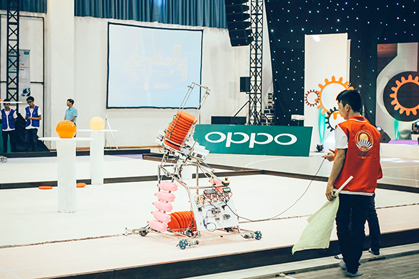 Hình: Một đội robot của Trường đại học Lạc Hồng thi đấu ở Cuộc thi sáng tạo robot toàn quốc khu vực phía Nam chiều 7-4. (Ảnh : Văn Sơn) 