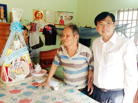 Thầy thuốc nhân dân Huỳnh Văn Nhị (phải), Trưởng ban Liên lạc  quân dân y Chiến khu Đ - miền Đông Nam bộ, thăm hỏi tặng quà cho một cựu cán bộ quân dân y miền Đông.