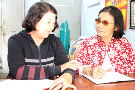 Chủ tịch Hội Chữ thập đỏ phường Bửu Long (TP.Biên Hòa) Lưu Kim Ngọc (trái) trao đổi công tác với bà Trần Thị Kim Cúc, Phó chủ tịch Hội Chữ thập đỏ phường.