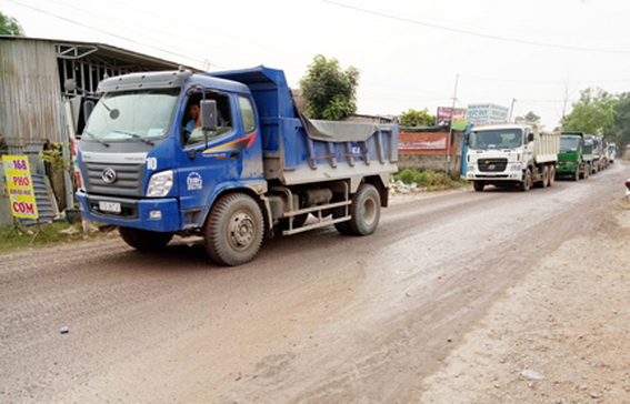 Khu vực mỏ đá Tân Cang có tình hình vi phạm chở quá tải rất phức tạp. Trong ảnh: Đoàn xe tải ben chở vật liệu xây dựng chạy nối đuôi nhau trên đường.