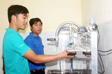 Thanh niên nông thôn cần được hỗ trợ vốn để sản xuất, kinh doanh. Trong ảnh: Cơ sở sản xuất nước đóng chai của thanh niên ở TX.Long Khánh.