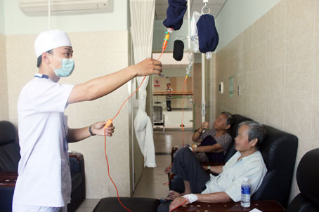 Một bệnh nhân đang vào hóa chất điều trị ung thư dạ dày ở Bệnh viện đa khoa Đồng Nai. Ảnh: N.Thư