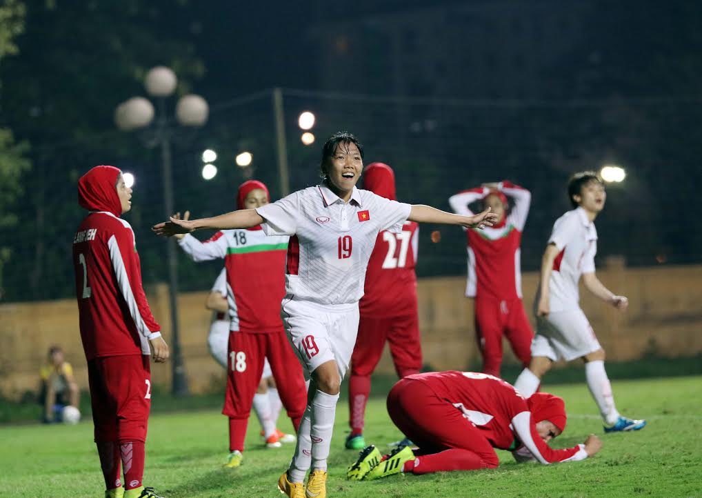 Huỳnh Như ăn mừng bàn thắng trong trận thắng Iran.