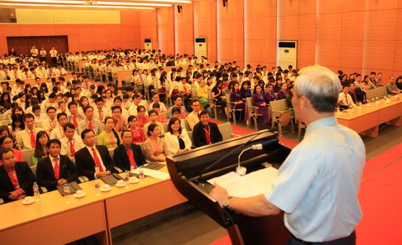 Đồng chí Bí thư Tỉnh ủy phát biểu với cán bộ, giảng viên và sinh viên Trường đại học công nghệ Đồng Nai