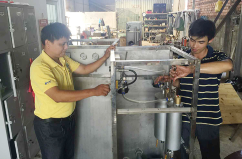 Máy lọc nước biển thành nước ngọt được chuyển đến các nhà giàn DK1, ảnh Quang  Vũ