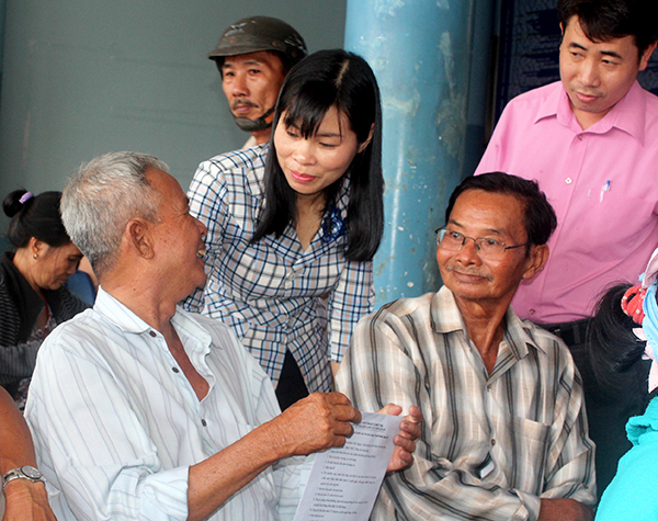 Bà Nguyễn Thị Thu Hiền (giữa), Trưởng ban Văn hóa – xã hội HĐND tỉnh trò chuyện với bệnh nhân đến khám bệnh tại Bệnh viện đa khoa khu vực Định Quán