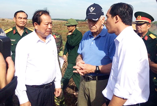 Phó thủ tướng thường trực Chính phủ Trương Hòa Bình động viên lực lượng tìm kiếm hài cốt tại  Sân bay Biên Hòa (Ảnh:CVT)