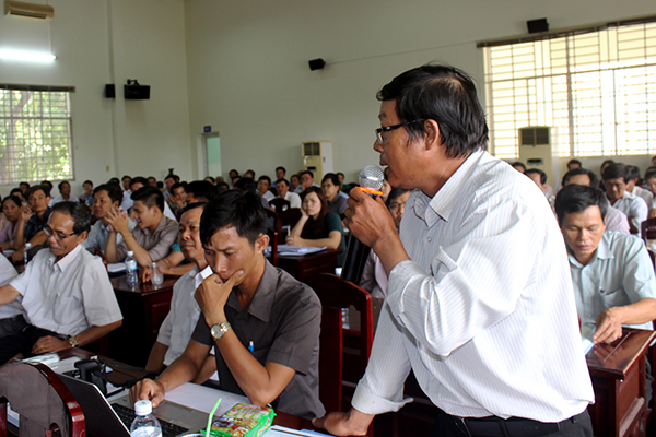 Người chăn nuôi đặt câu hỏi cho doanh nghiệp tại hội nghị kết nối chuỗi tiêu thụ sản phẩm thịt heo VietGAHP vào hệ thống phân phối của MM Mega Market Việt Nam    