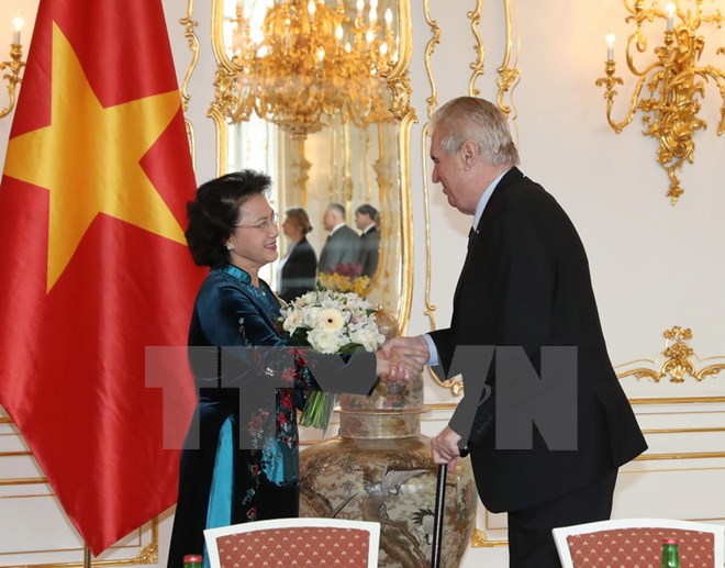 Chủ tịch Quốc hội Nguyễn Thị Kim Ngân hội kiến với Tổng thống Cộng hòa Séc Milos Zeman. (Ảnh: Trọng Đức/TTXVN)