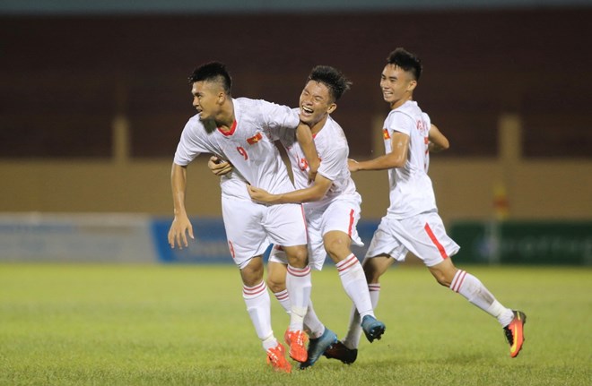 Niềm vui của cầu thủ U19 Việt Nam sau bàn thắng ấn định 2-1 của Lê Văn Nam. (Nguồn: Thanhnien)