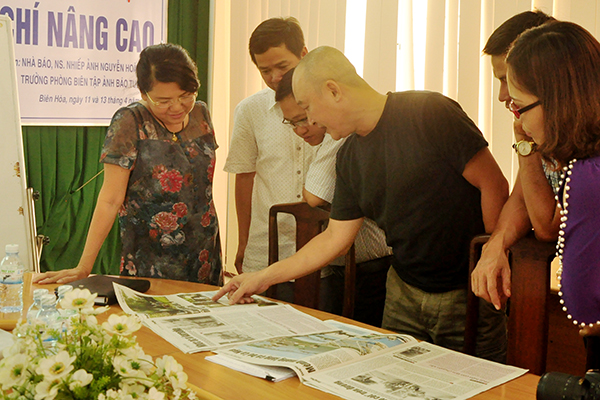 Các phóng viên, biên tập viên được nhà báo Hoài Linh phân tích các phóng sự ảnh đăng trên báo Đồng Nai