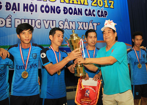 Ông Vũ Ngọc Thuần, Tổng giám đốc Công ty cổ phần Đồng Tiến trao cúp vô địch môn bóng đá cho đội Công ty CP Đồng Phú Cường