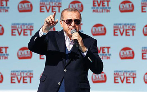 Phát biểu ngày 15/4, trong cuộc mít-tinh cuối cùng kêu gọi người dân ủng hộ cải cách Hiến pháp, ông Erdogan tuyên bố, ngày 16/4 sẽ là một ngày có ý nghĩa đặc biệt quan trọng khi người dân Thổ Nhĩ Kỳ. Ảnh: AA Photo.