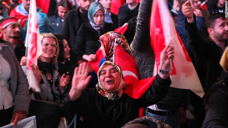 Những người ủng hộ Tổng thống Thỗ Nhĩ Kỳ vui mừng trước kết quả thắng lợi của Cuộc thăm dò Nguồn  Theo CNN