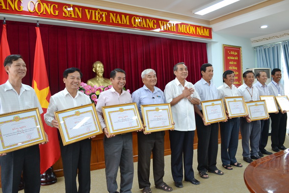  Khen thưởng các cơ quan chuyên môn của Đảng hoàn thành xuất sắc nhiệm vụ năm 2016