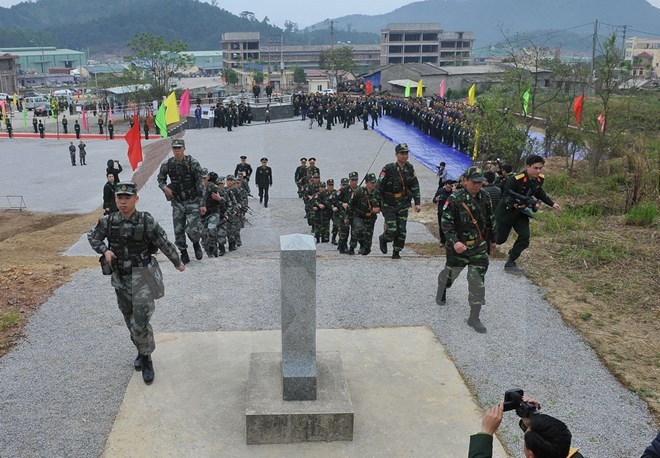 Lực lượng biên phòng Việt Nam và Trung Quốc tiến hành tuần tra chung biên giới đoạn từ cột mốc 1223 đến cột mốc 1222. Ảnh có tính minh họa. (Ảnh: Trọng Đức/TTXVN)