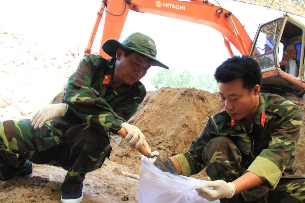 Lực lượng tìm kiếm hài cốt liệt sĩ đang khẩn trương khai quật, cất bốc hài cốt liệt sĩ tại Sân bay Biên Hòa