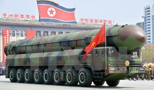 Một loại tên lửa được Triều Tiên trưng bày tại lễ diễu binh kỷ niệm 105 năm ngày sinh cố Chủ tịch Kim Nhật Thành ở Bình Nhưỡng ngày 15/4. (Nguồn: Kyodo/ TTXVN)