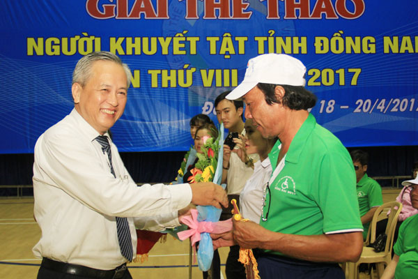 Giám đốc Sở Lao động - thương binh và xã hội Huỳnh Văn Tịnh tặng cờ và hoa cho các đoàn.